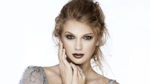 Taylor Swift looking glamorous in a nude makeup look taylor swift wallpaper