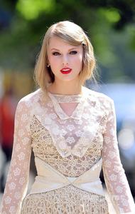 Taylor Swift Performing on Stage taylor swift wallpaper