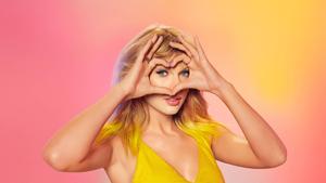 Taylor Swift proudly sharing her love with the world taylor swift wallpaper