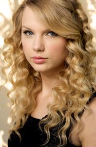 Taylor Swift shows off her beautiful smile taylor swift wallpaper