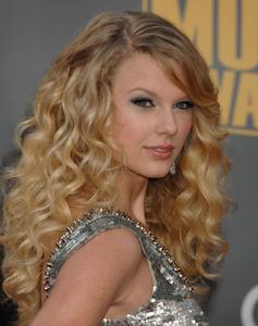 Taylor Swift shows off her signature strut taylor swift wallpaper