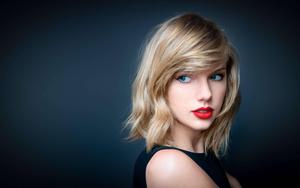 Taylor Swift singing at one of her live concerts taylor swift wallpaper