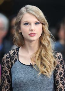 Taylor Swift smiles while promoting her latest album 'Lover' taylor swift wallpaper