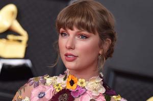 Taylor Swift Starring in Her Music Video for Her Hit Single "Shake It Off" taylor swift wallpaper