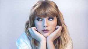 Taylor Swift Taking Time To Reflect taylor swift wallpaper