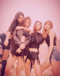 The fierce leader of Blackpink, Jennie Kim blackpink wallpaper