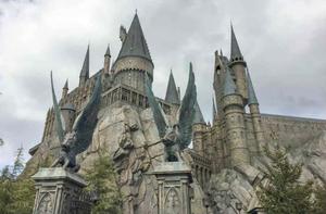 The iconic and enchanting Hogwarts castle. hogwarts wallpaper