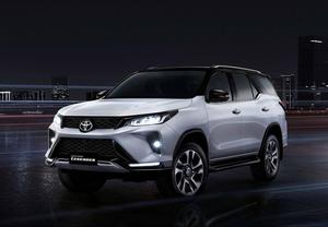 Toyota Fortuner Legender Pearl White