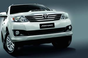 Toyota Fortuner White Pearl Crystal Shine