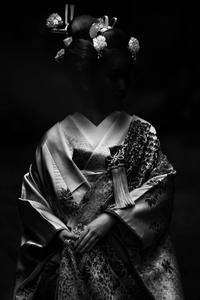 Traditional Japanese Geisha in a Dark Setting black screen wallpaper