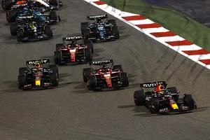 Triple world champion, Lewis Hamilton speeding through the turns in Sochi f1 wallpaper