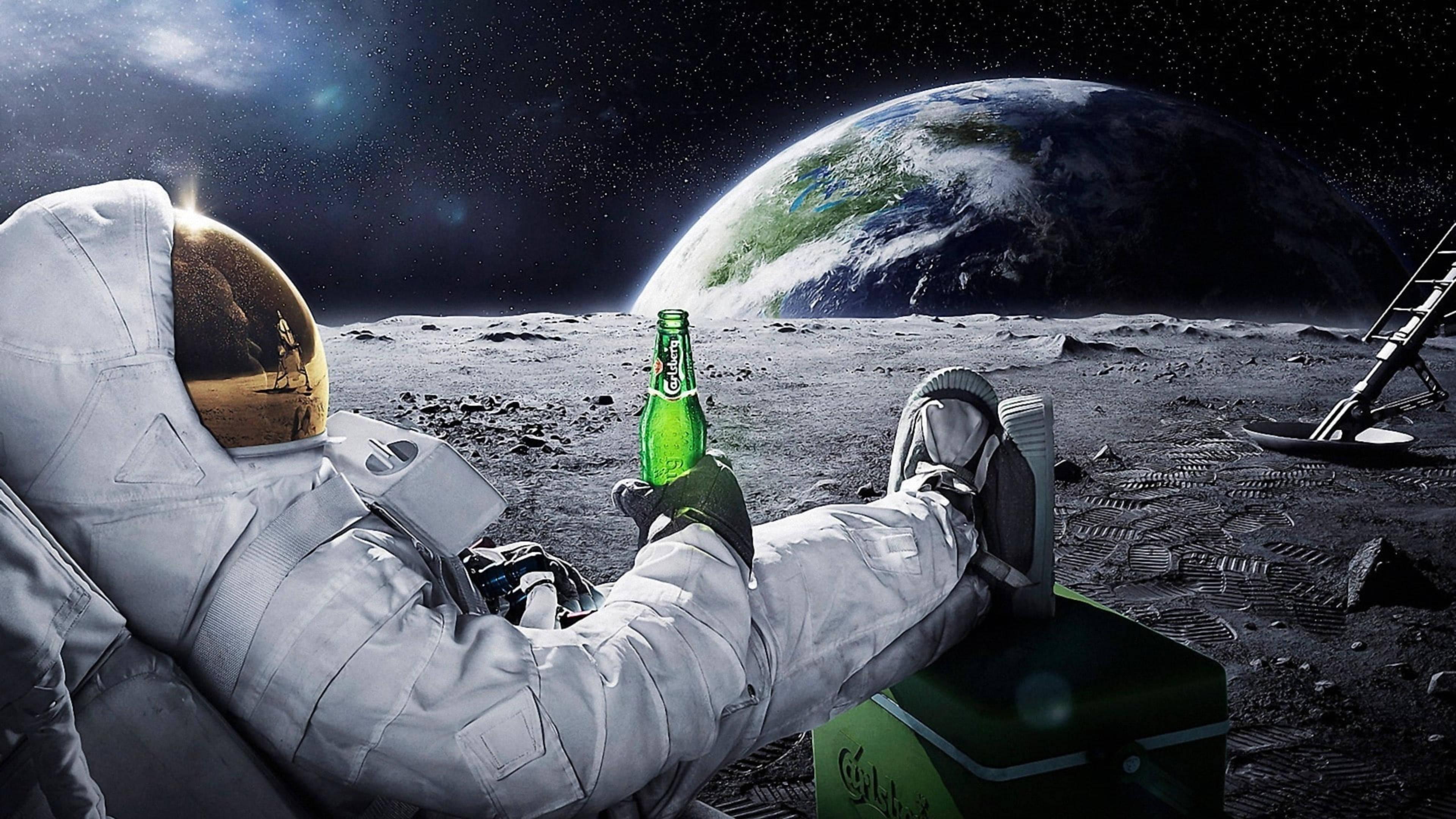 4K Laptop Chilling Astronaut On Moon — 3840x2160 wallpaper
