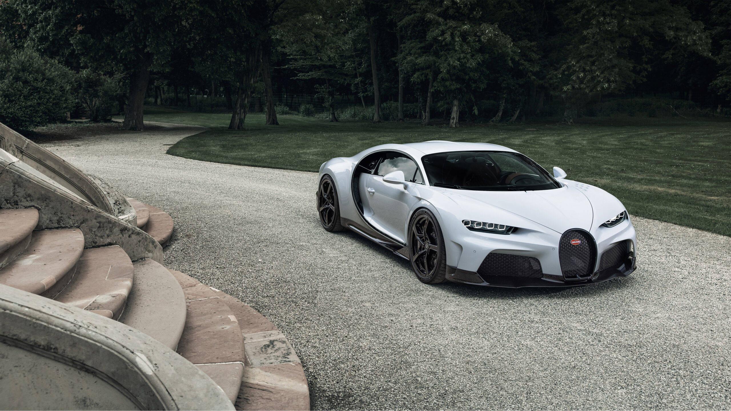4K White Car By Stairs — 2560x1440 wallpaper