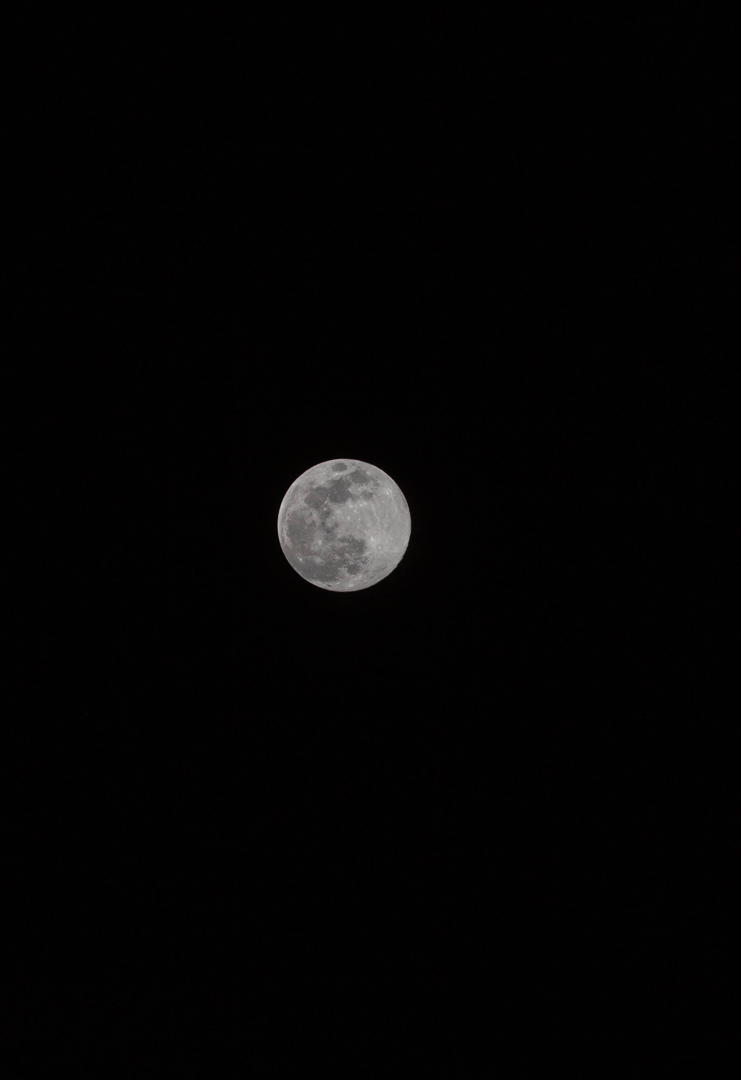 A beautiful full moon in the night sky — 2485x3621 wallpaper
