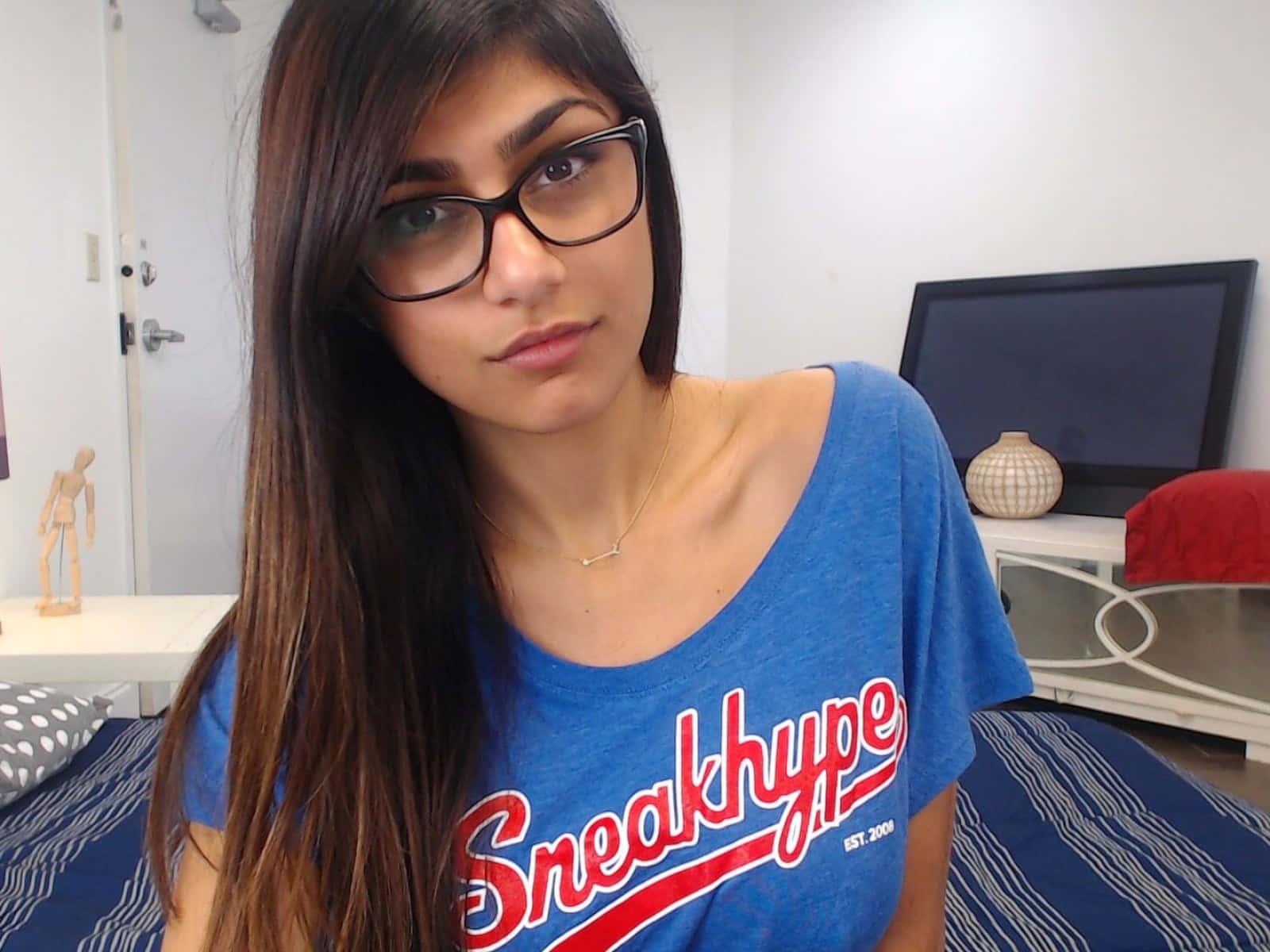 a girl wearing glasses and a blue shirt — 1600x1200 wallpaper