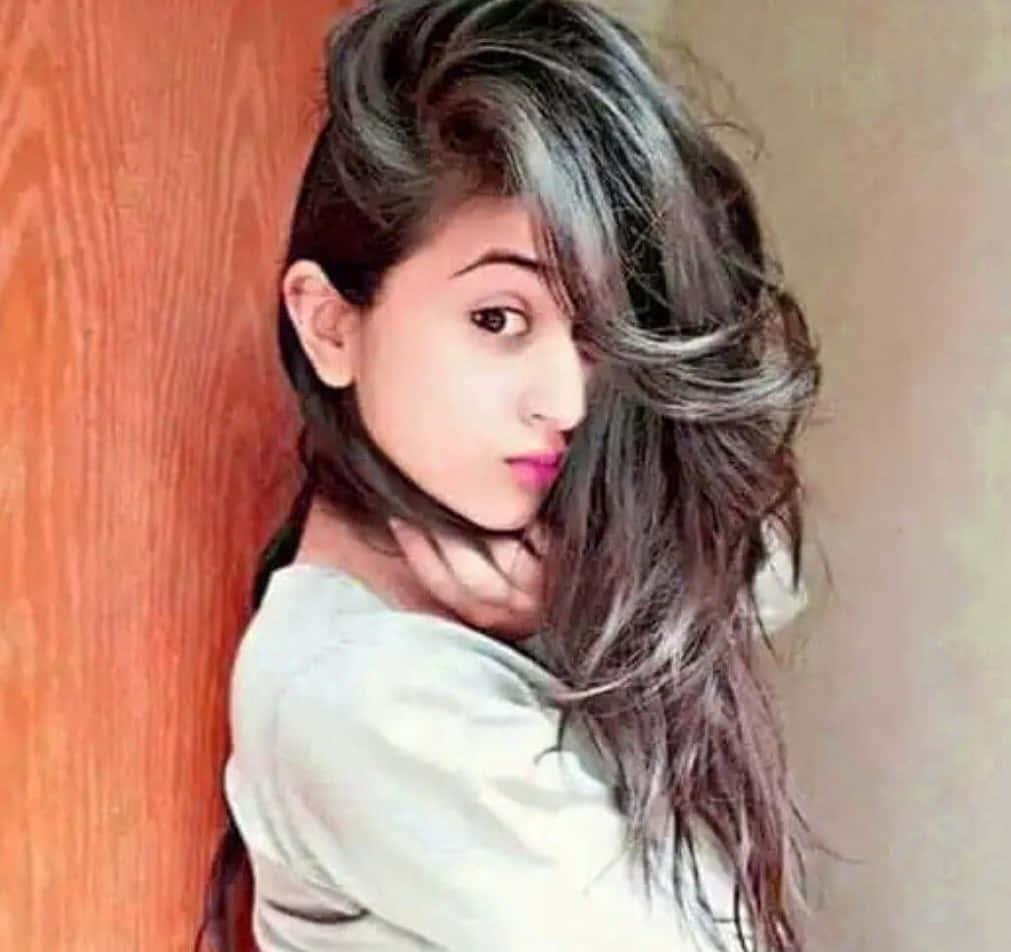 a girl with long hair posing against a wall — 1011x952 wallpaper