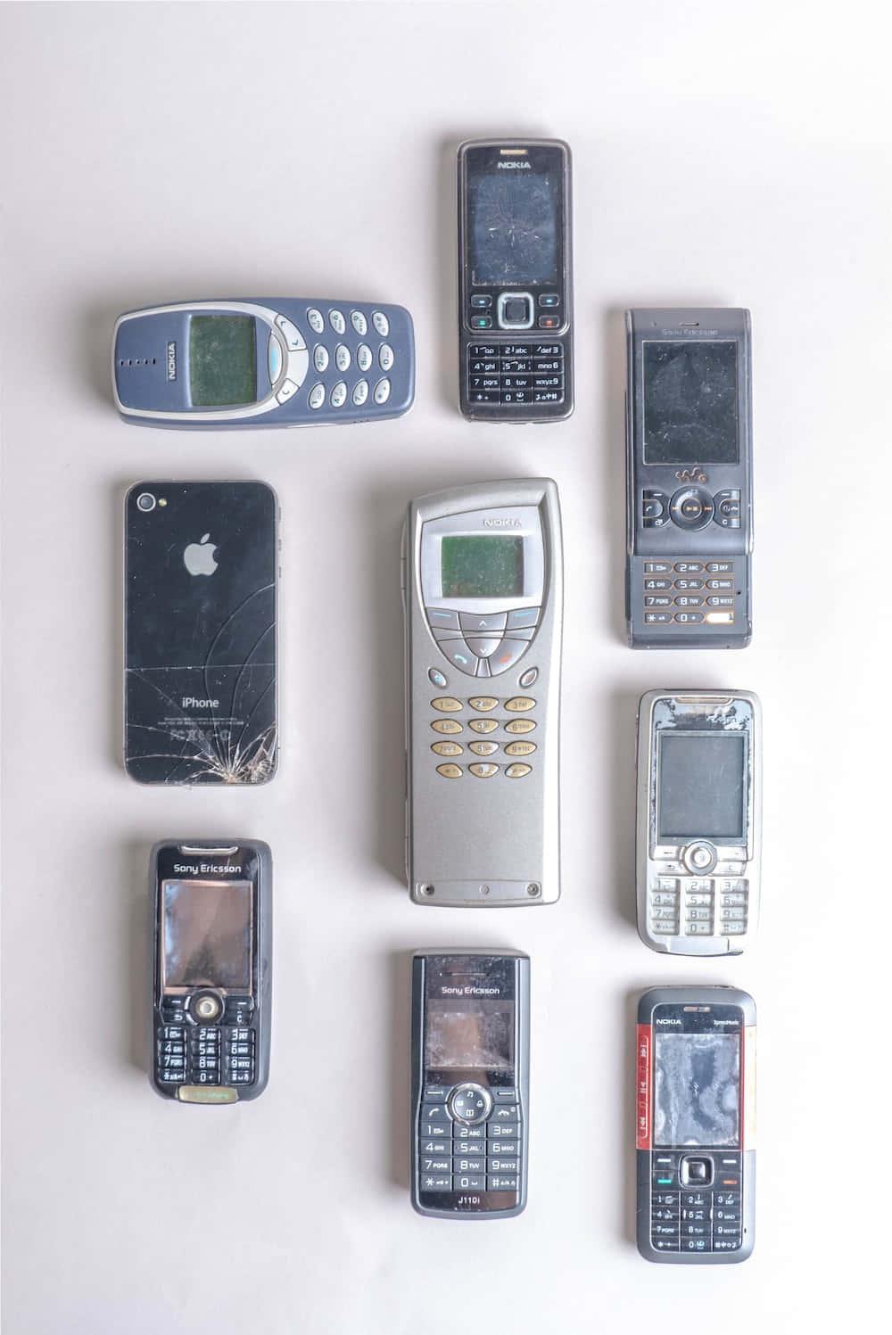a group of cell phones — 1000x1497 wallpaper