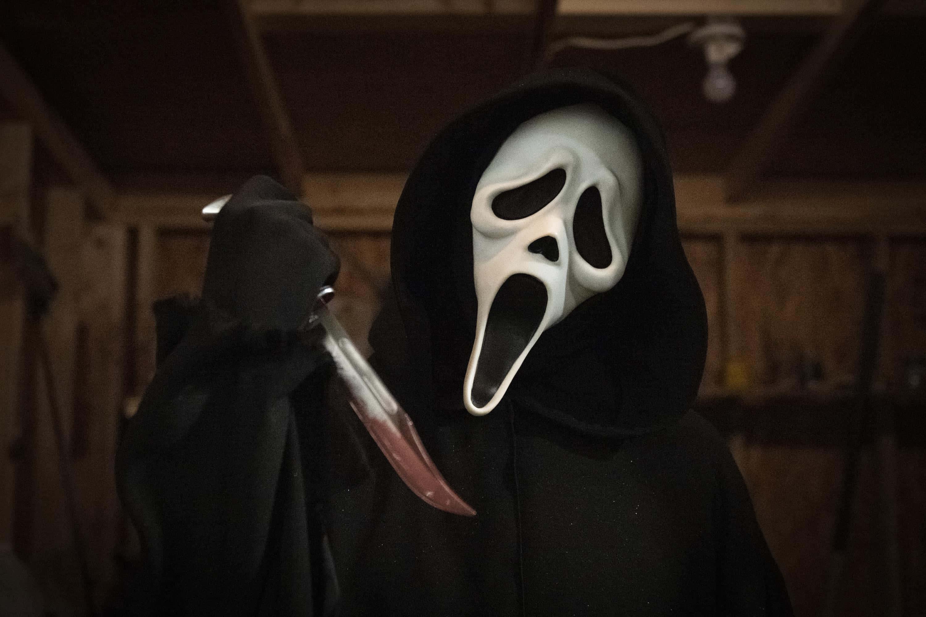 a man in a mask holding a knife — 3000x2000 wallpaper