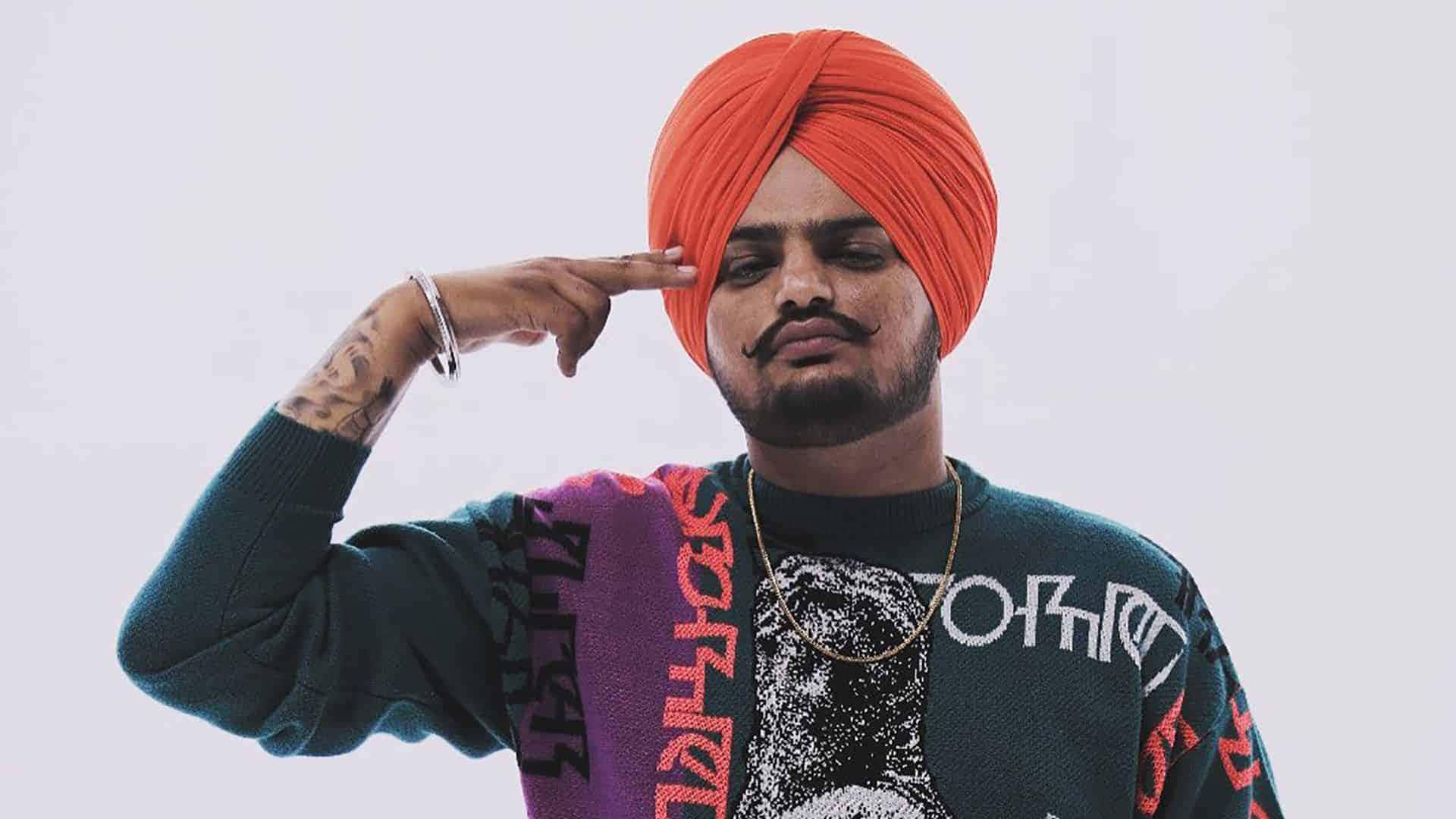 Ein mann mit turban posiert fur ein bild