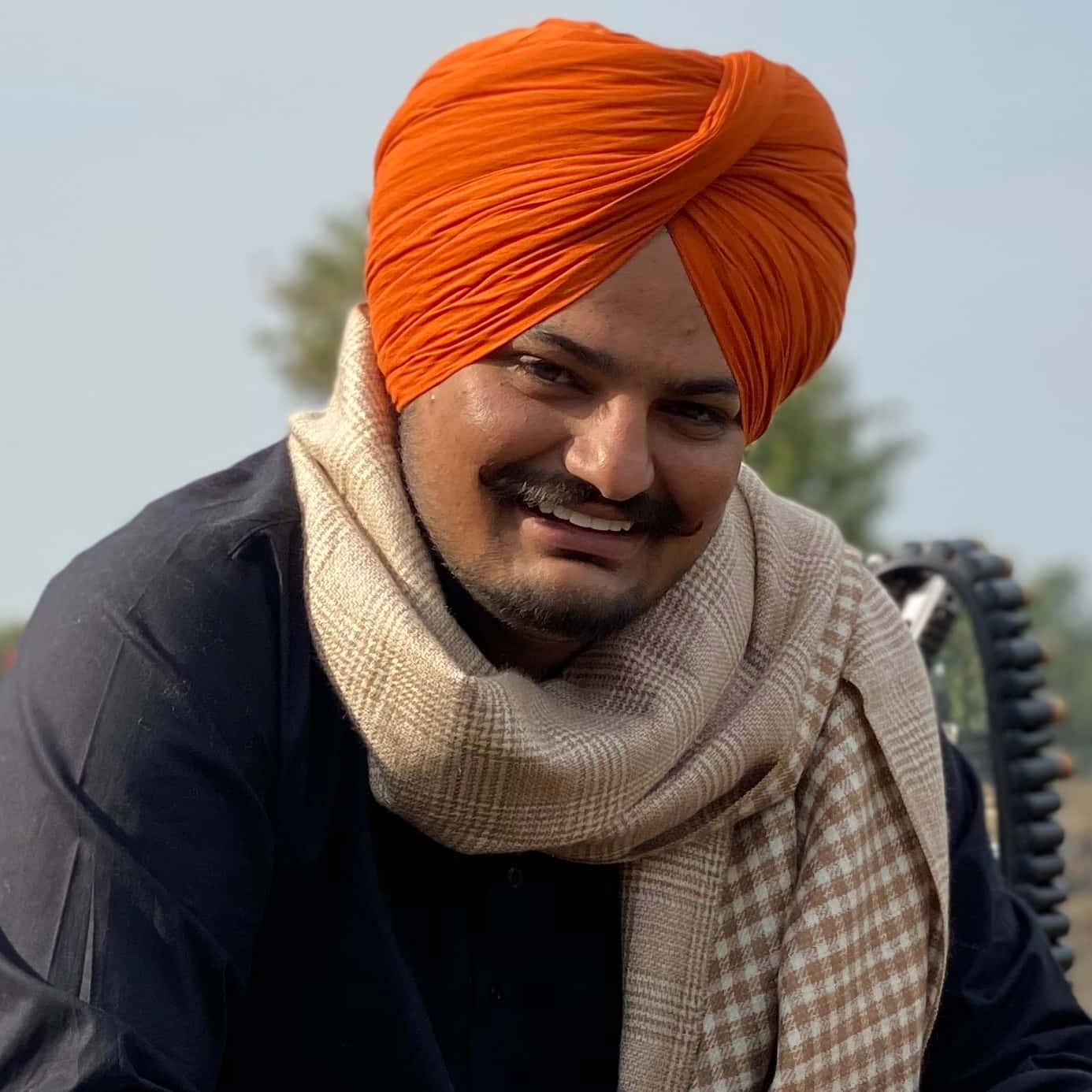 Ein mann im turban laechelt
