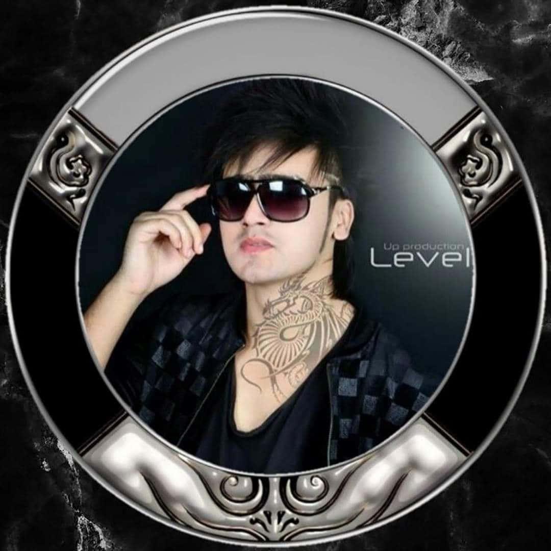 a man in sunglasses is wearing a black and silver circle — 1080x1080 wallpaper