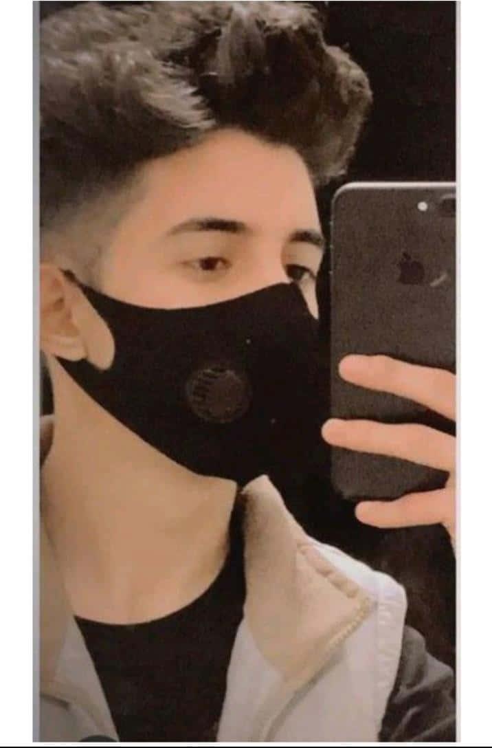a man is taking a selfie with his phone — 716x1088 wallpaper