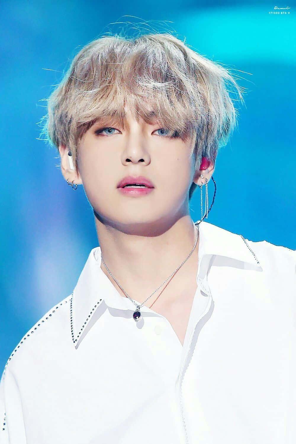 a man with a white shirt and earphones — 1000x1500 wallpaper
