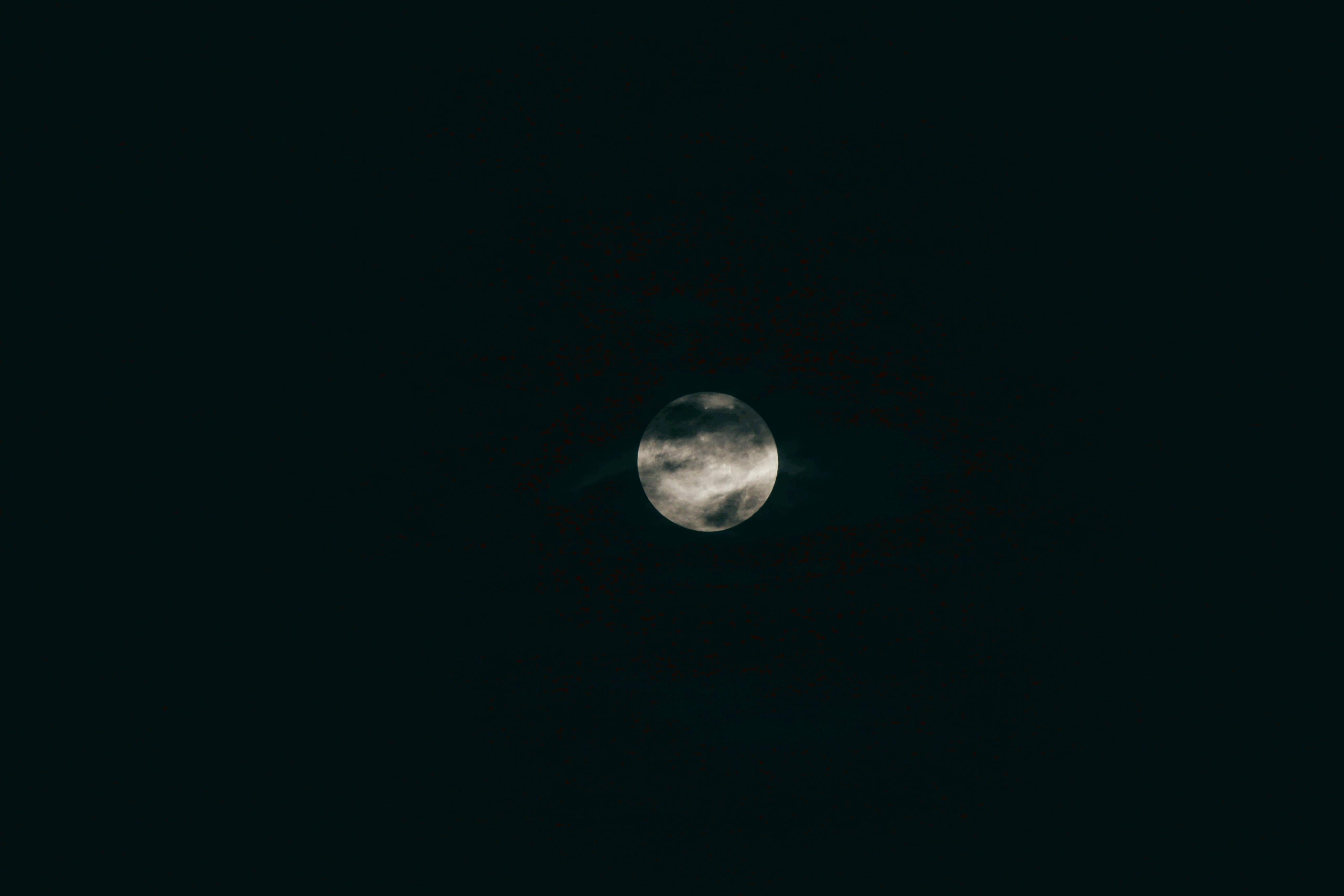 A mysterious and striking sight - the full moon. — 4096x2731 wallpaper