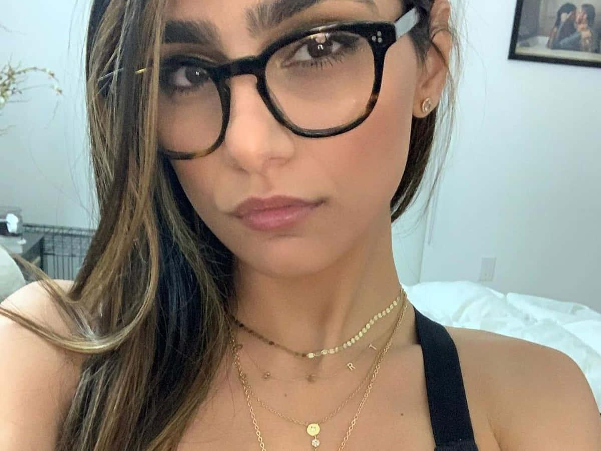 a woman wearing glasses and a necklace — 1200x900 wallpaper