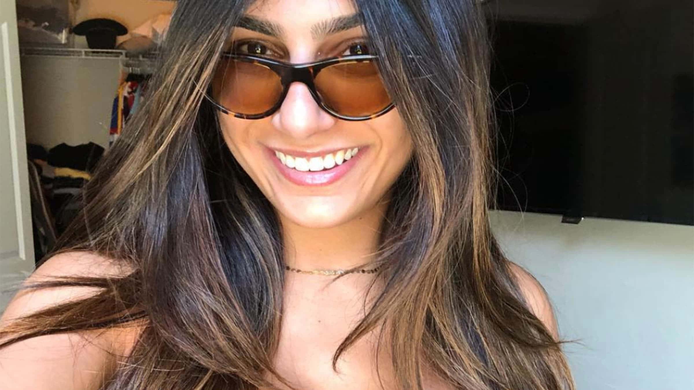 a woman with long hair and sunglasses smiling — 2400x1350 wallpaper