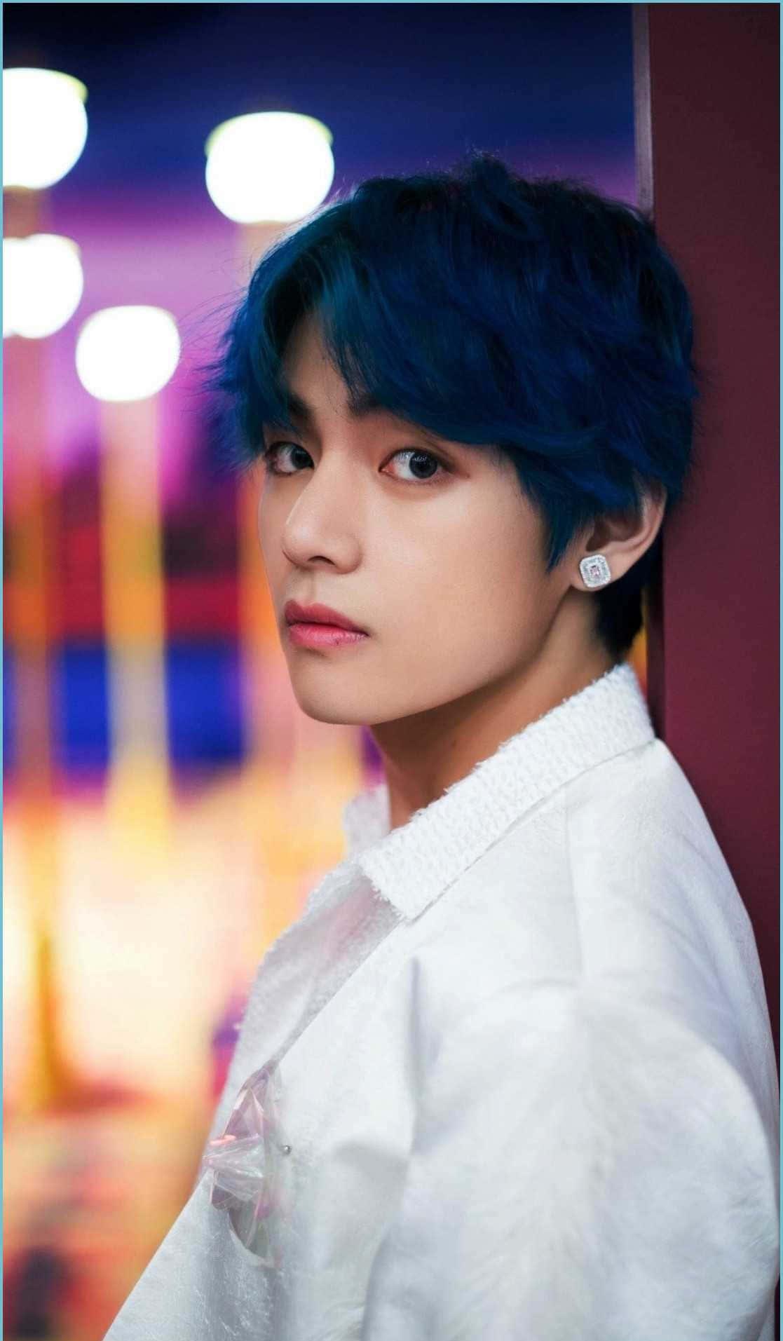a young man with blue hair posing for a photo — 1117x1913 wallpaper