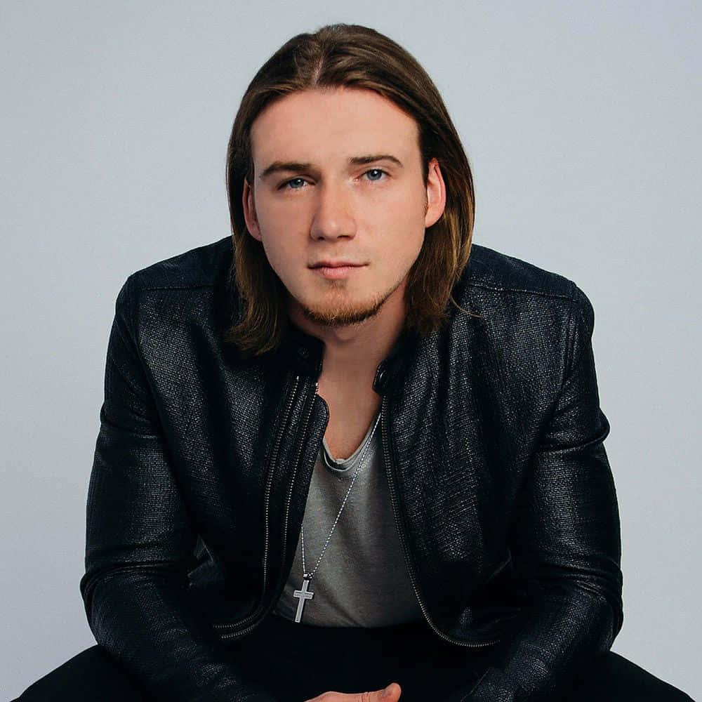American country music singer-songwriter Morgan Wallen performing in concert. — 1000x1000 wallpaper