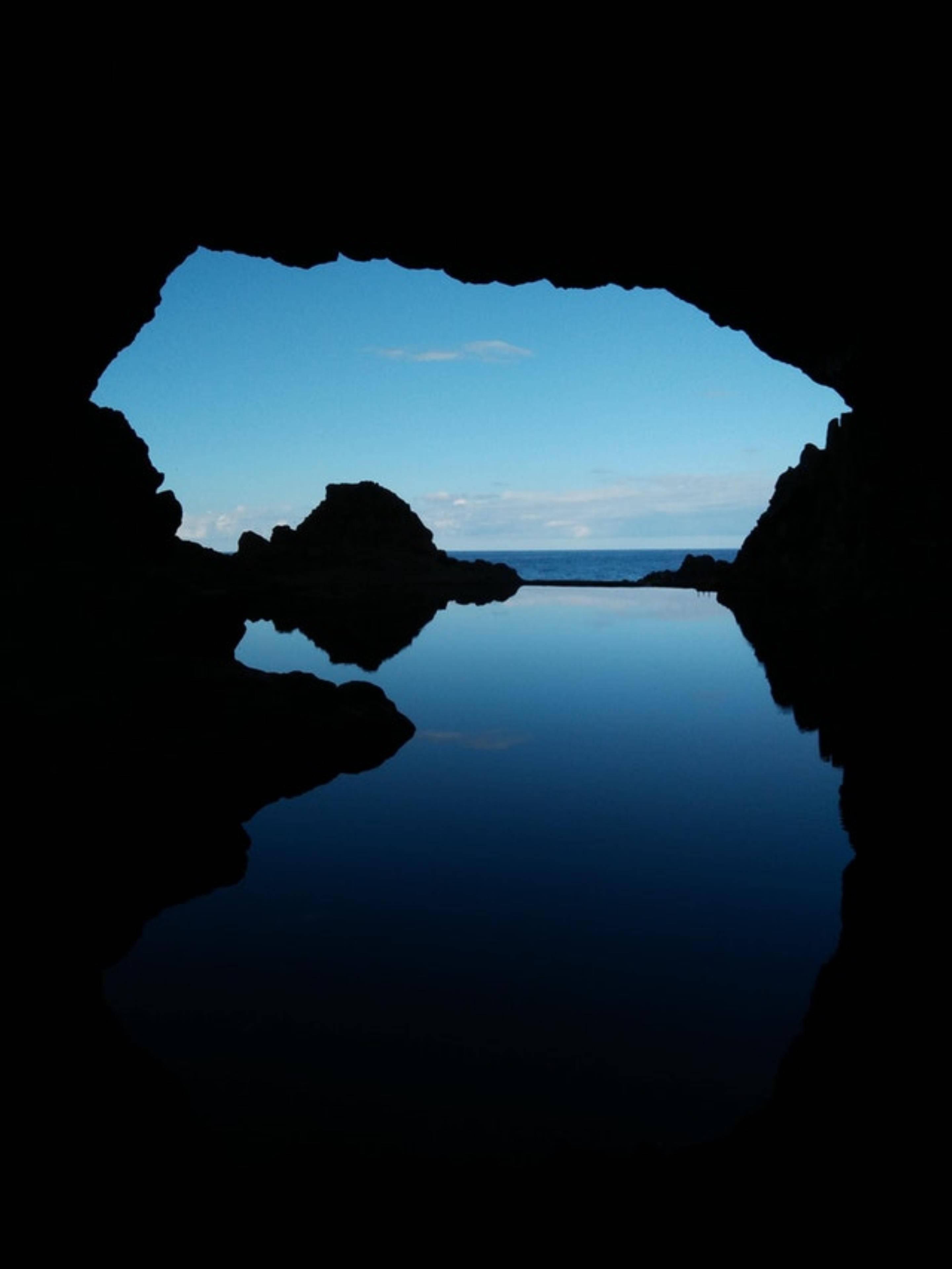 Amoled Cave Water — 2881x3840 wallpaper