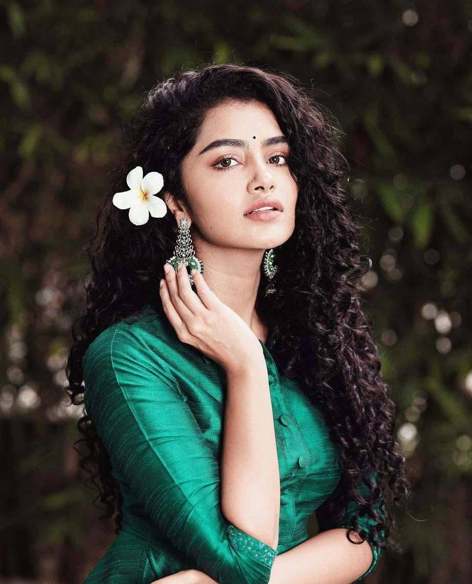 Anupama Parameswara Blue-Green Dress — 924x1143 wallpaper