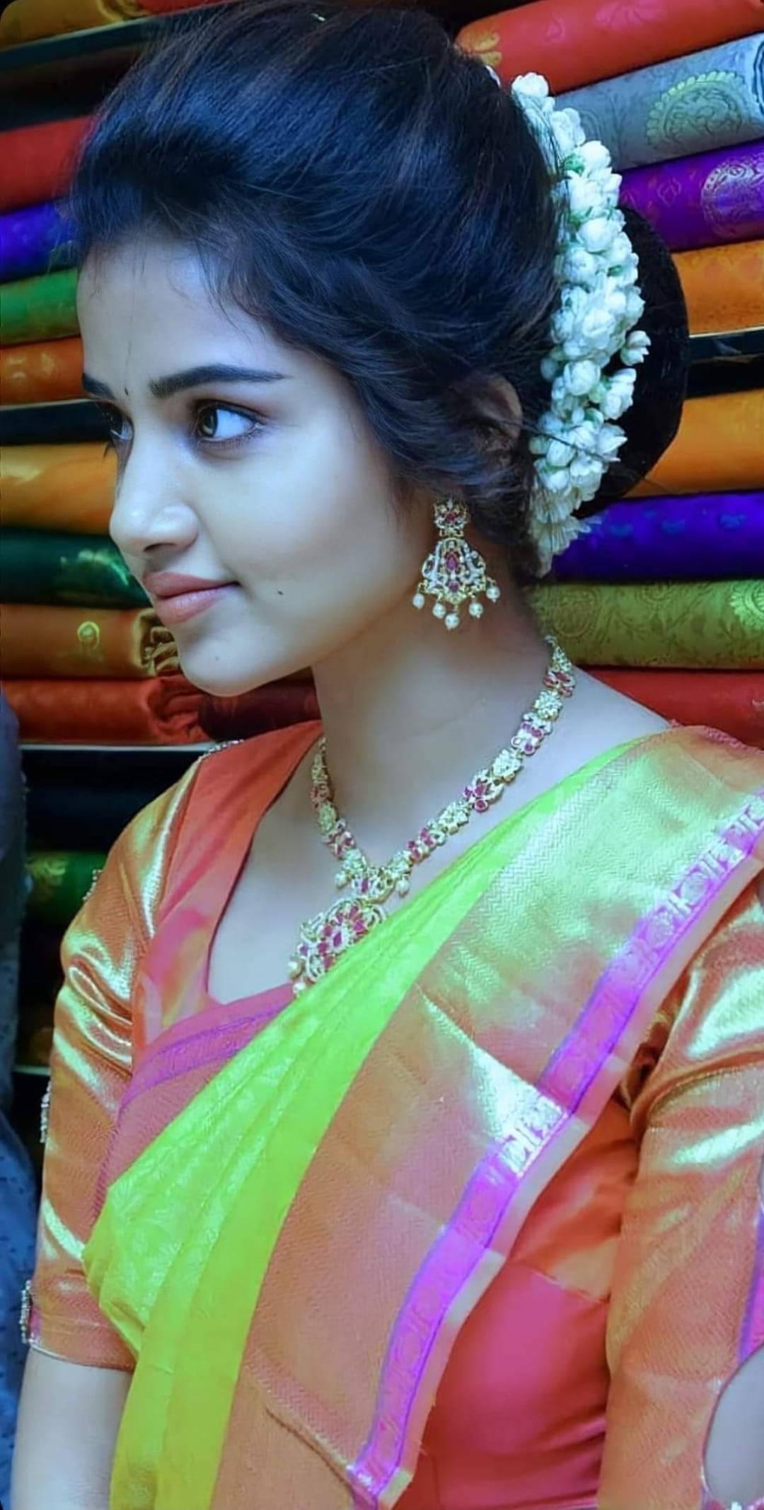 Anupama Parameswara Flower Hairstyle — 1080x2133 wallpaper