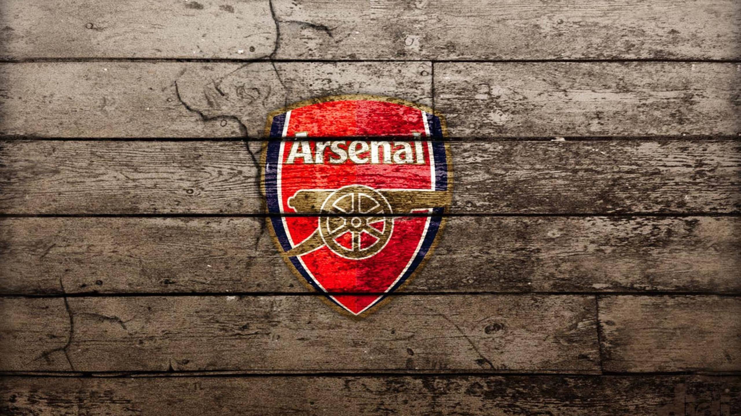 Arsenal Emblem On Wood Floor — 2560x1440 wallpaper