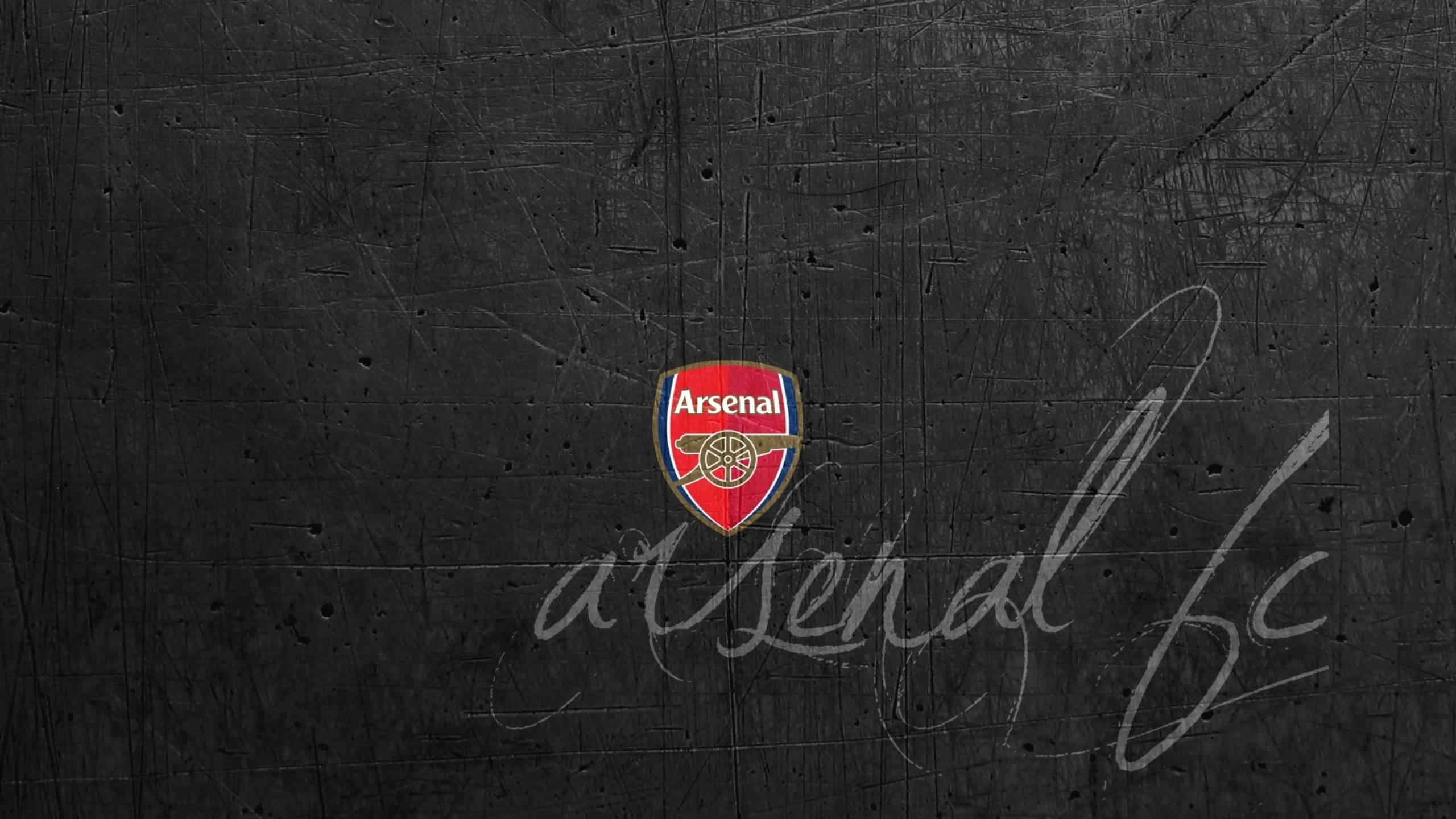 Arsenal FC Logo On Gray Wall — 2560x1440 wallpaper