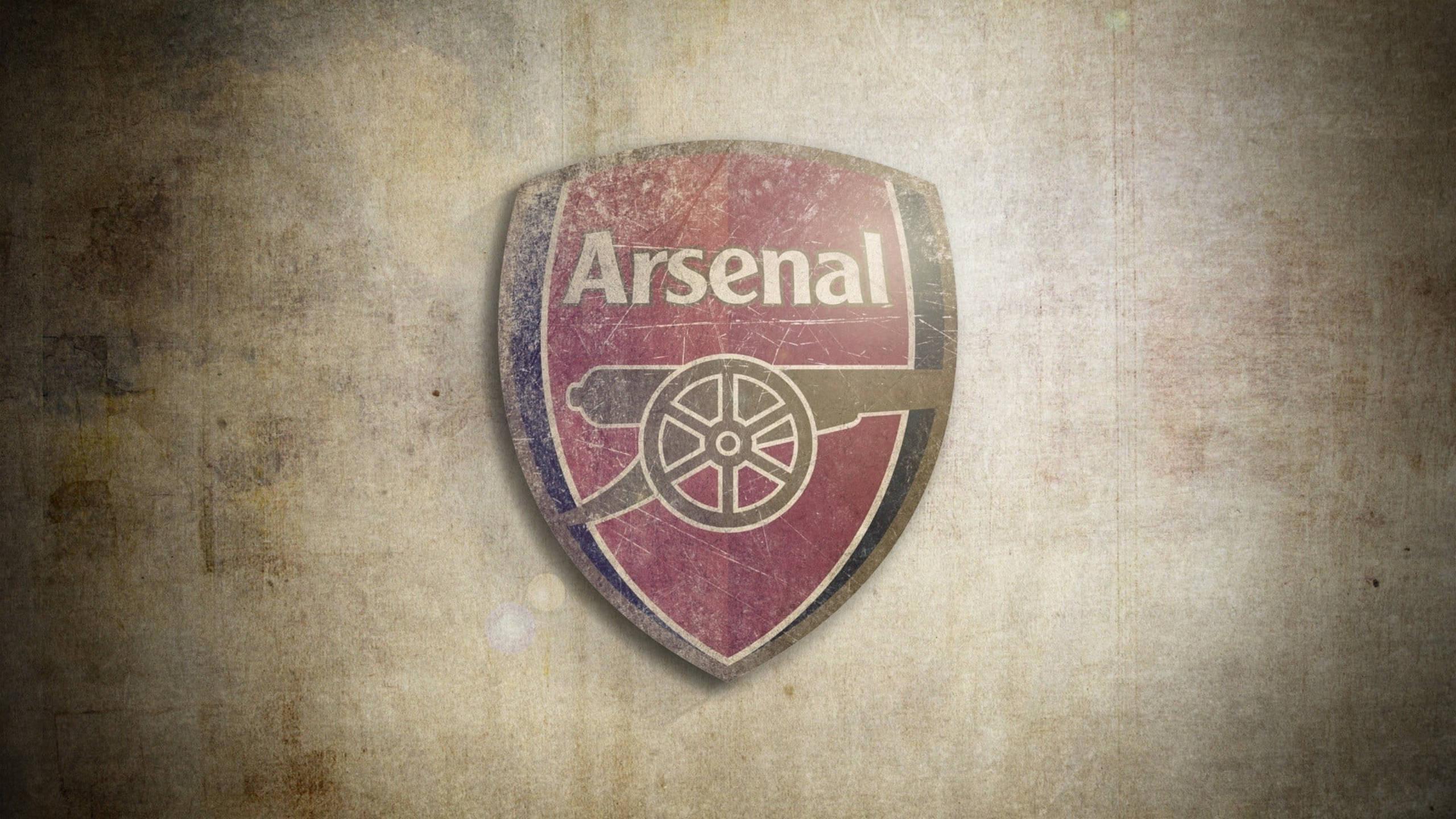 Arsenal Logo In Grunge Brown — 2560x1440 wallpaper