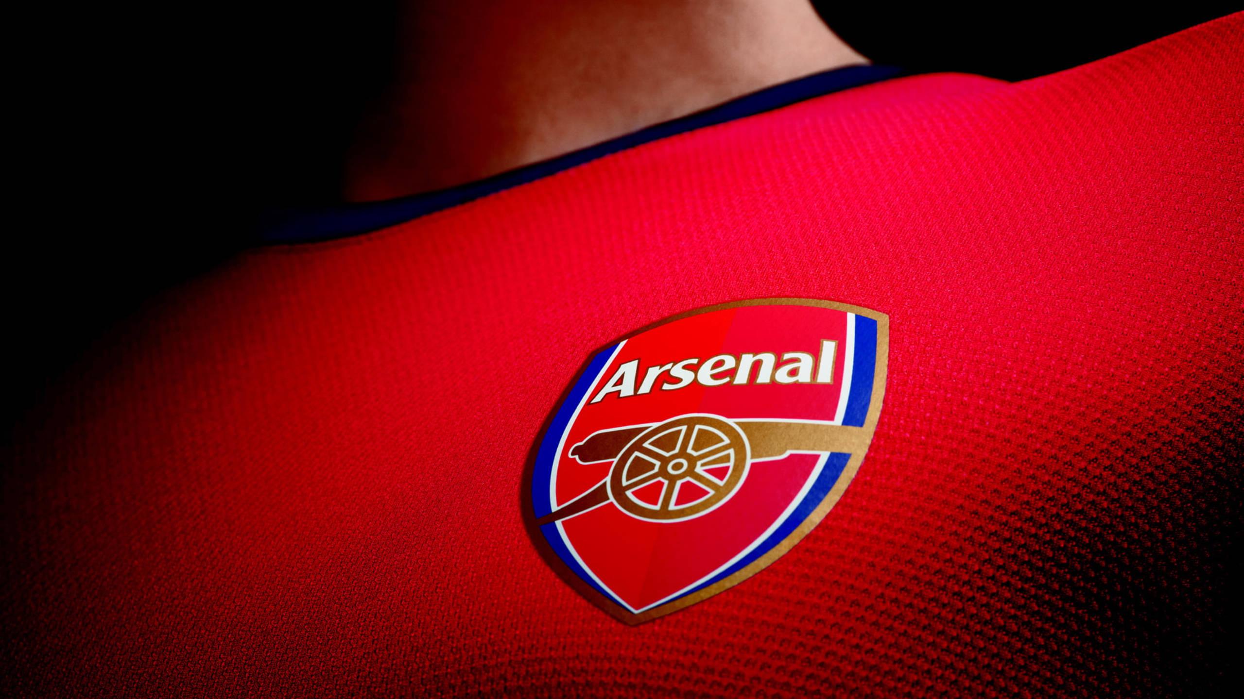 Arsenal Red T-Shirt — 2560x1440 wallpaper