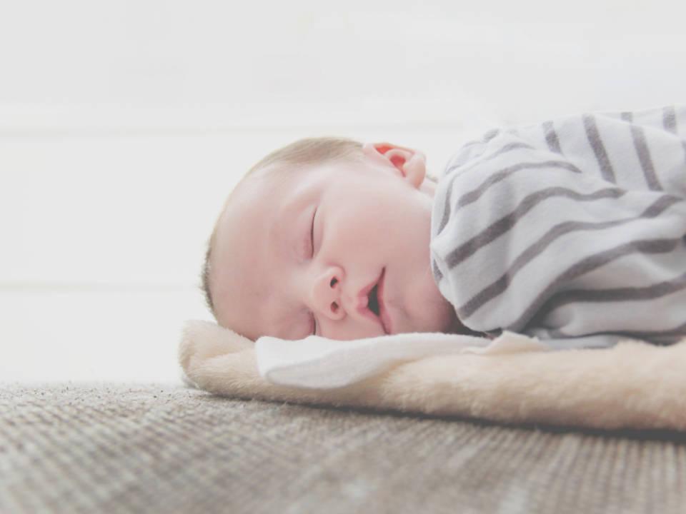 Baby Boy Quietly Sleeping — 960x720 wallpaper