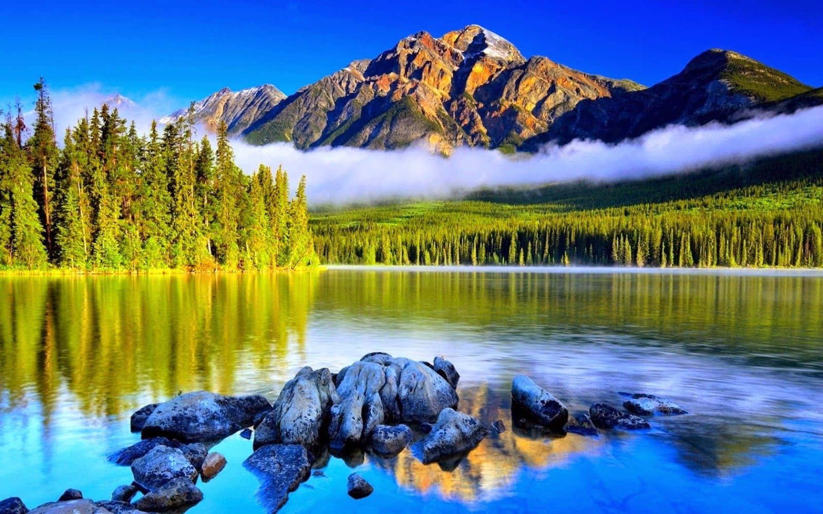Beautiful Crystal Lake Picture — 1600x1000 wallpaper