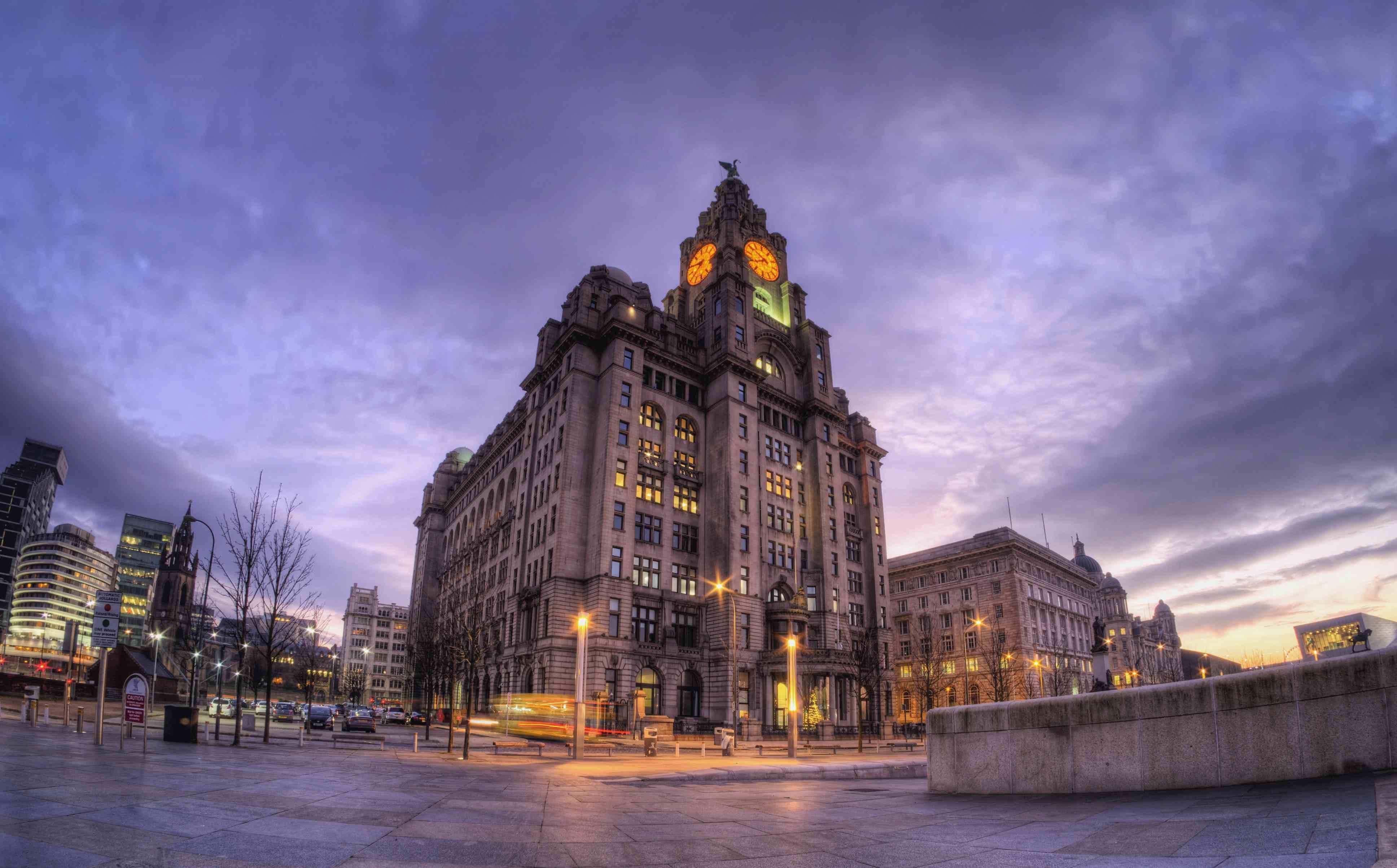 Beautiful evening sunset over the city of Liverpool, UK — 3872x2407 wallpaper