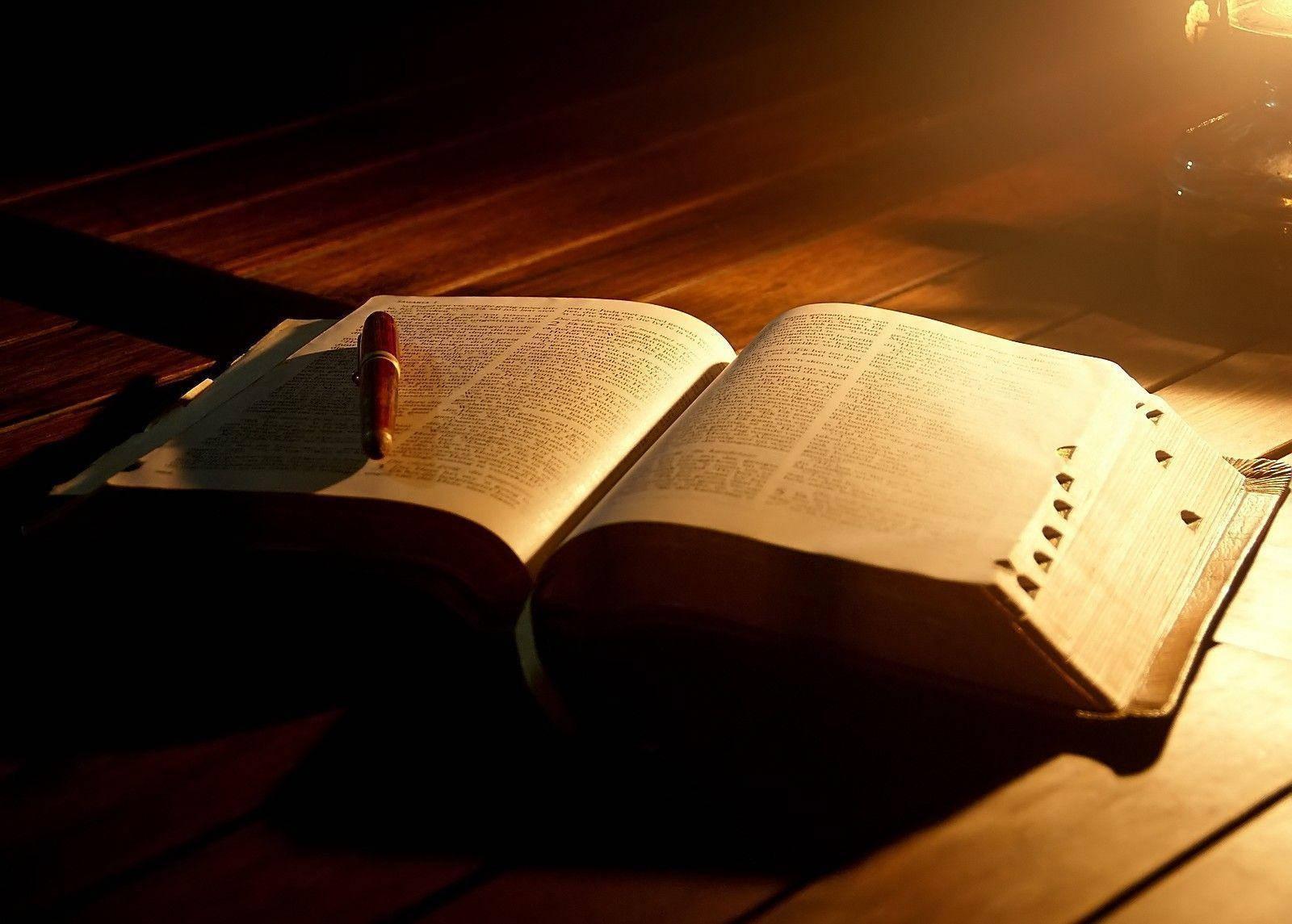 Bible Open Scripture Night — 1600x1145 wallpaper