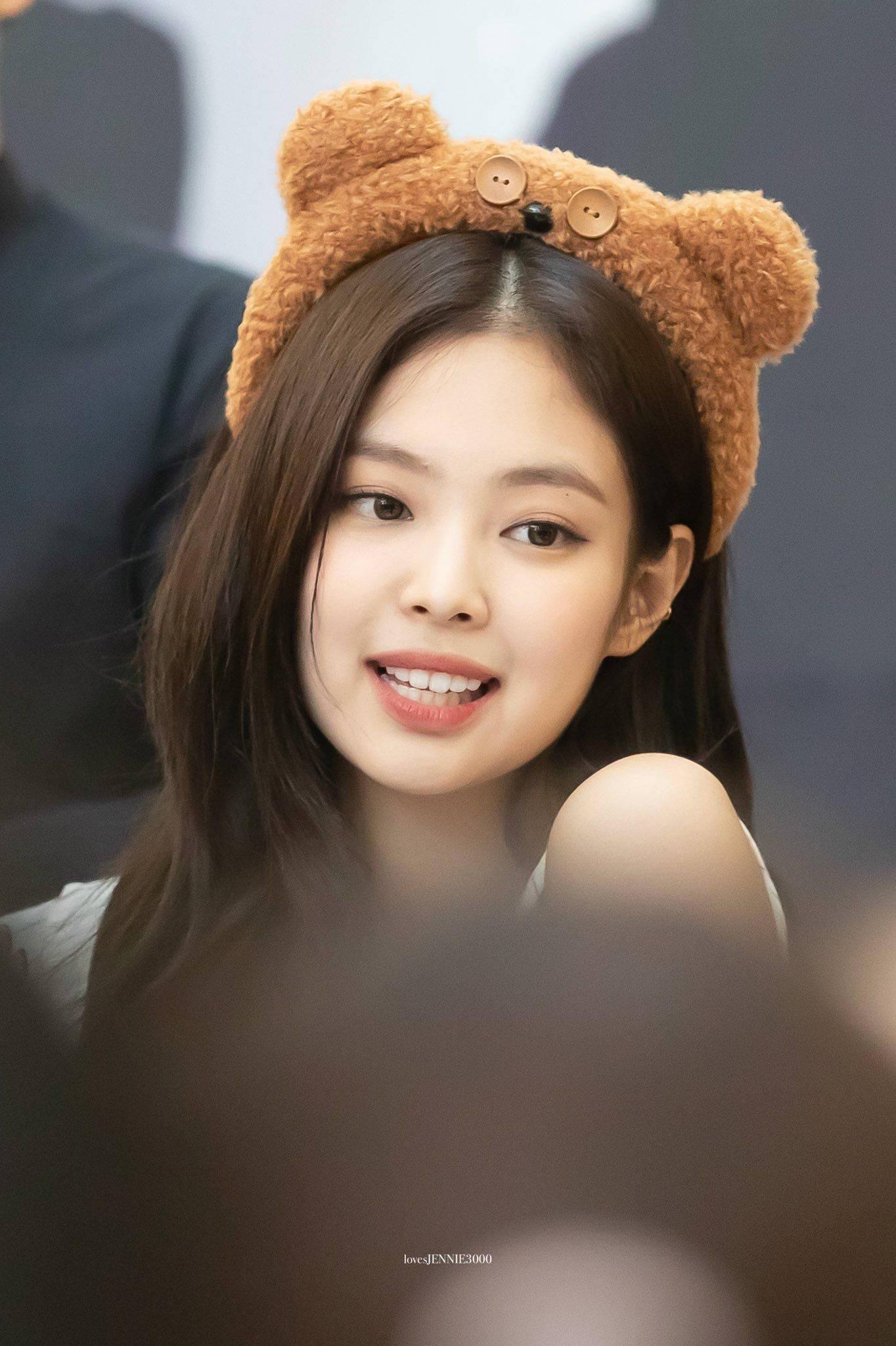 Blackpink Cute Candid Shot Of Jennie — 1364x2048 wallpaper