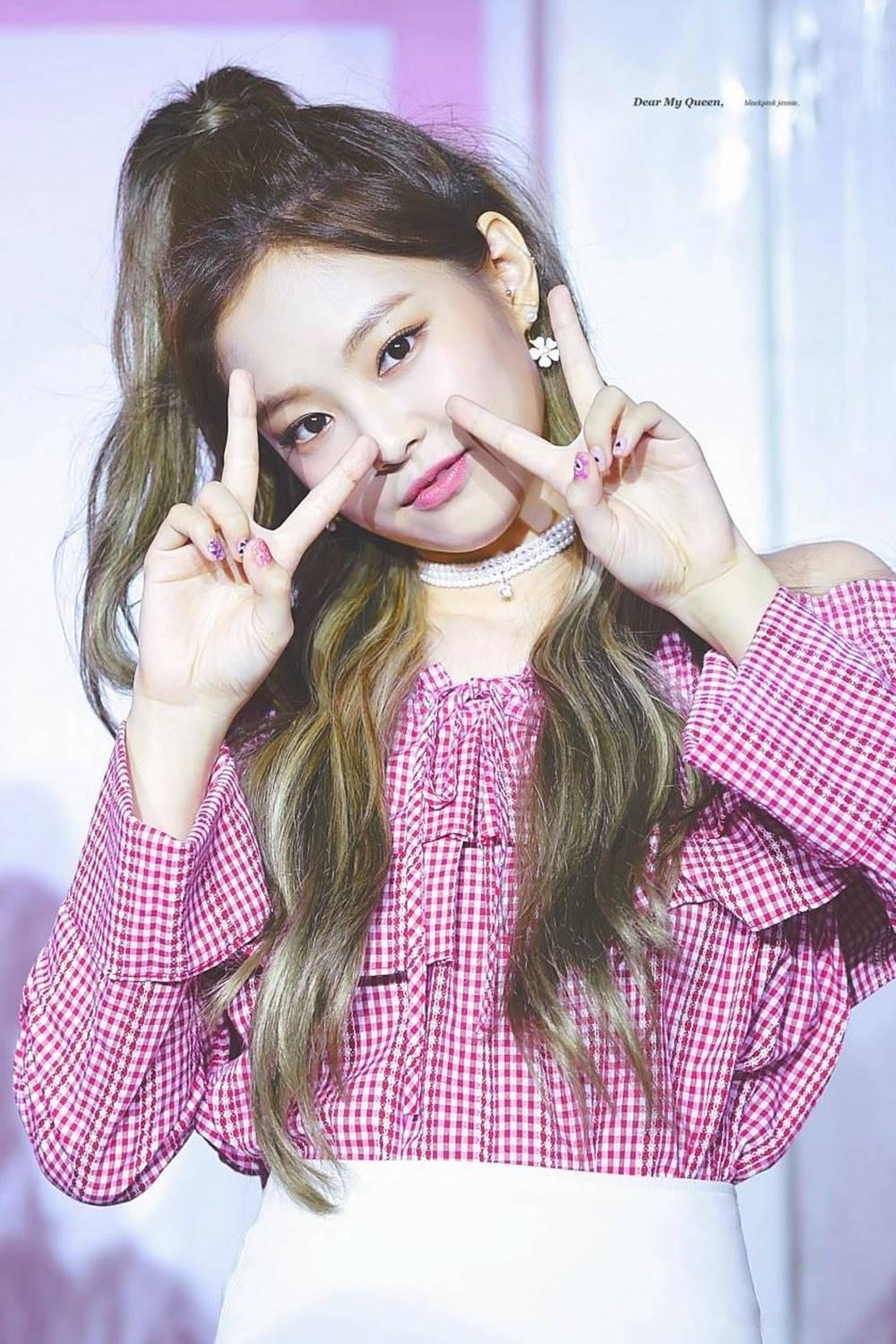 Blackpink Cute Jennie Peace Sign — 1000x1500 wallpaper