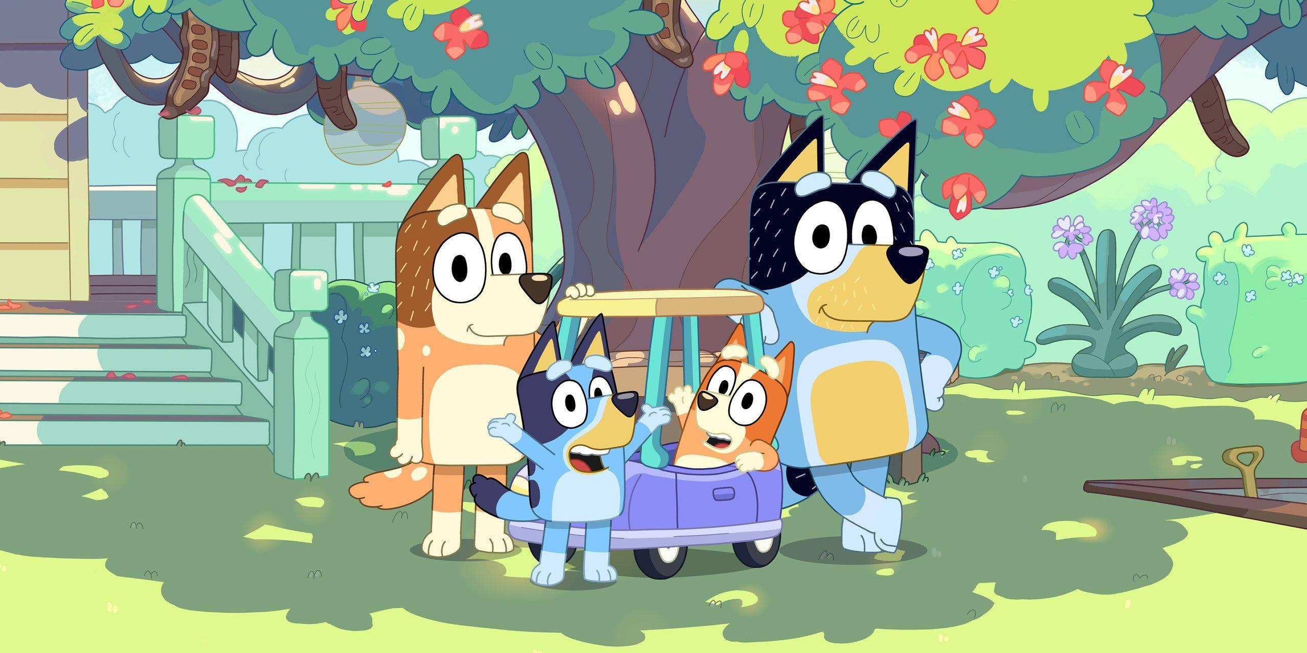 Bluey Family In Front Of House — 2559x1279 wallpaper