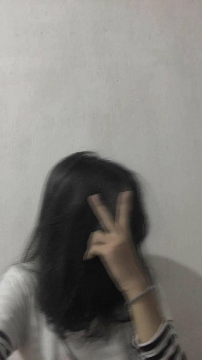 Blurry Girl With Peace Sign PFP Aesthetic — 675x1200 wallpaper