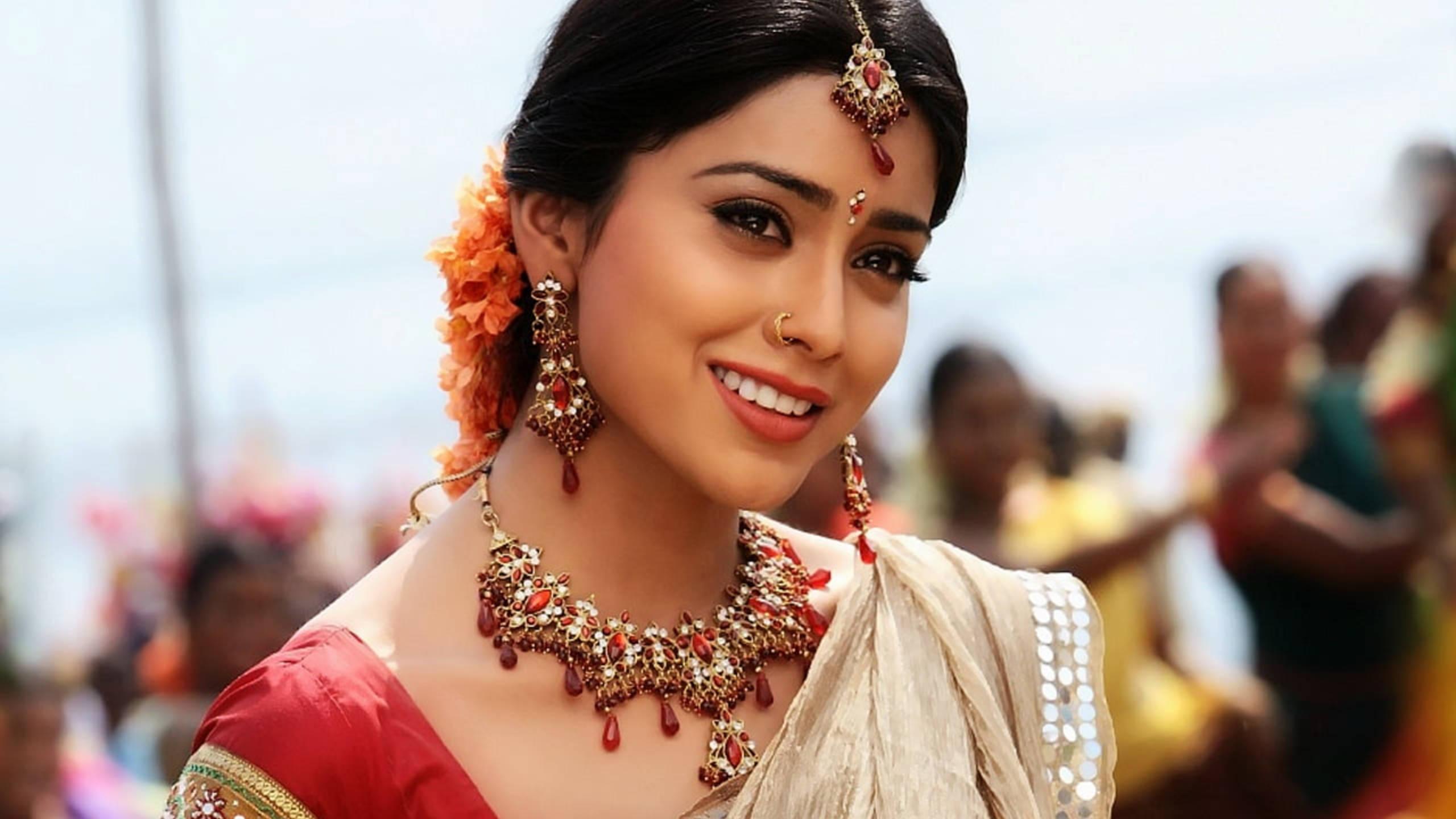 Bollywood Celebrity Shriya Saran — 2560x1440 wallpaper