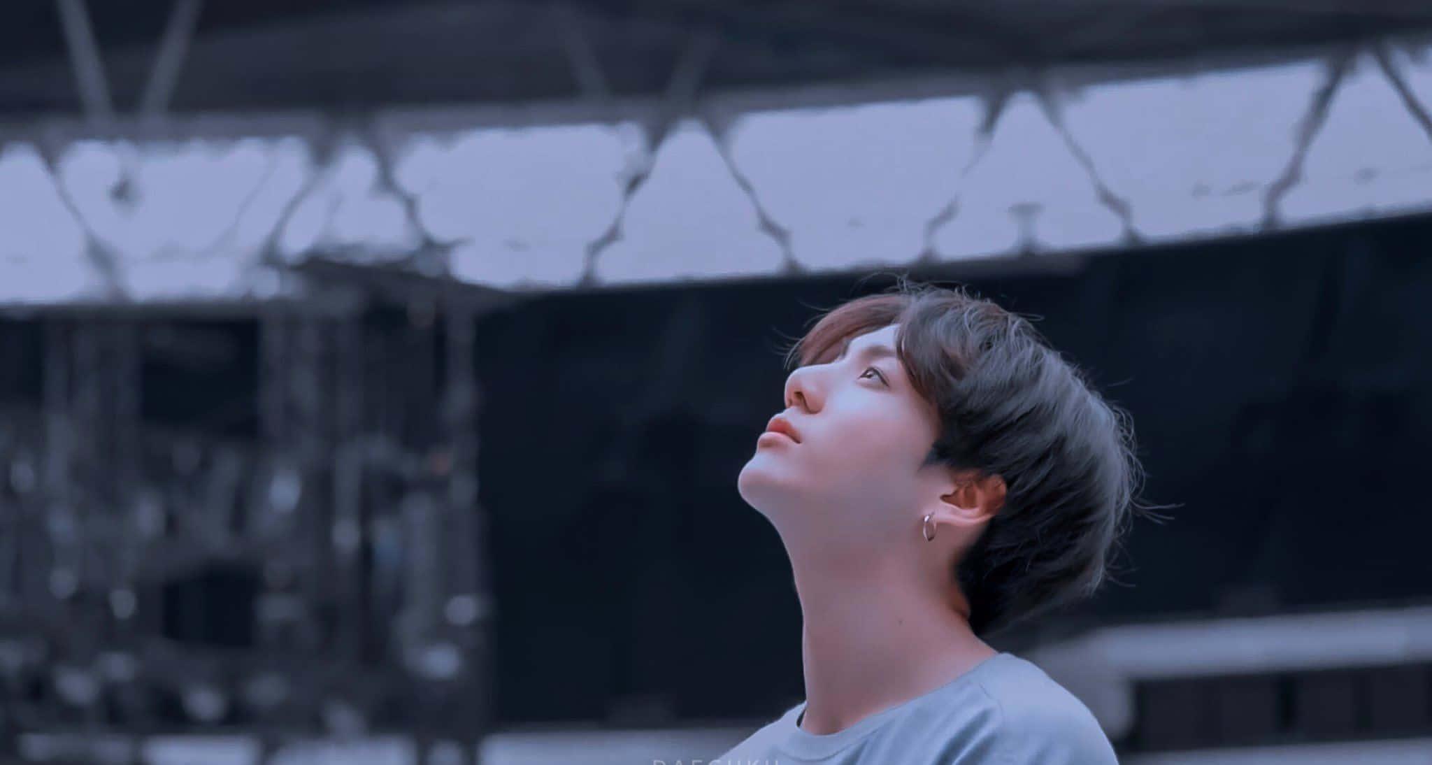 BTS' Jungkook Singing at an Award Show — 2048x1094 wallpaper