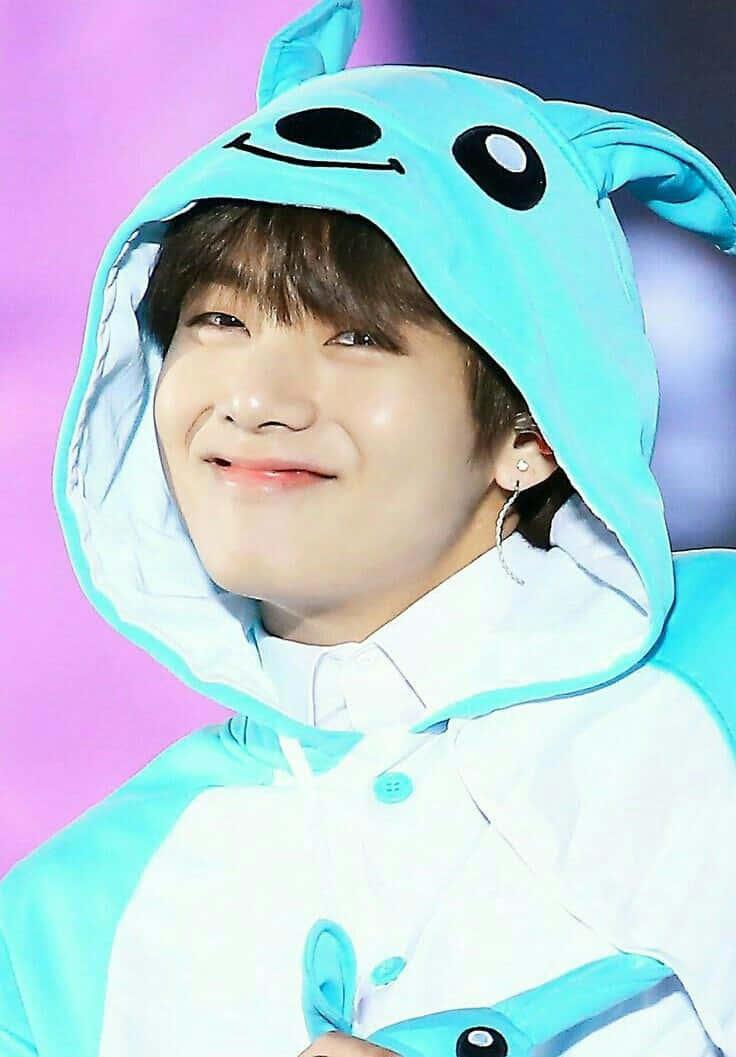 BTS V Poses for Fans — 736x1057 wallpaper